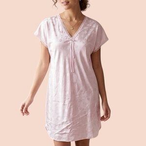 Sarah Bentley Intimates Lace Trim Pink Satin V-Neck Nightgown Sz Small‎ Coquette